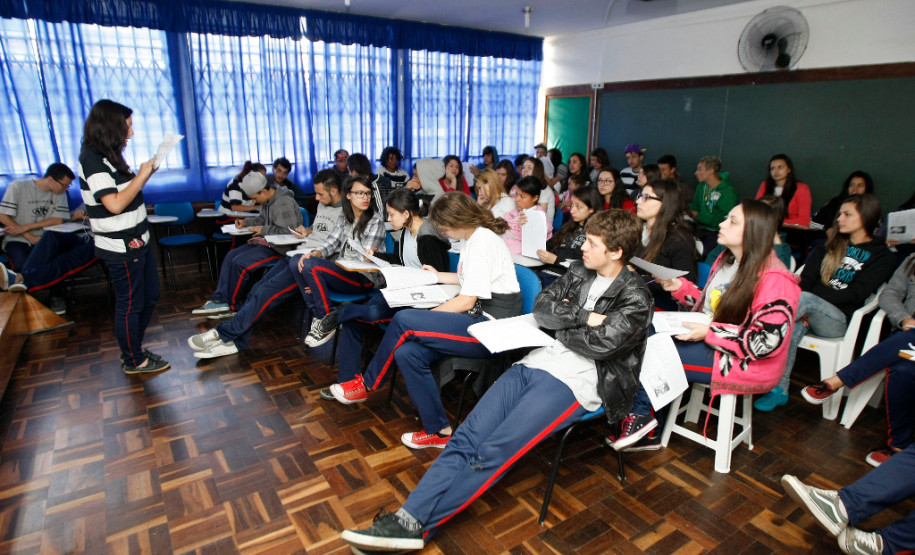 Colégio Estadual Professor Narciso Mendes, alunos se preparam para o ENEM. 27-10-14.