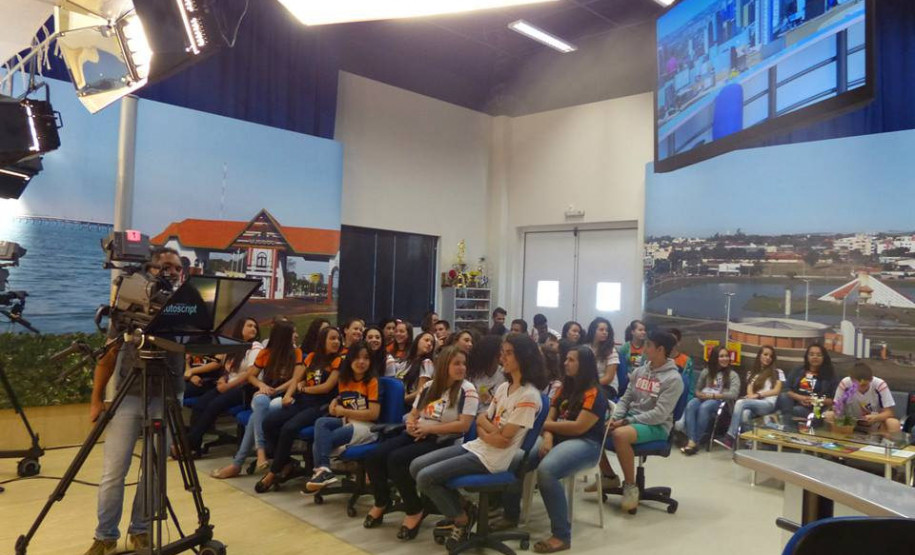 Colégio Estadual Luiz Augusto Morais Rego, de Toledo, visitou estúdios da RPCTV para aprender sobre funcionamento da televisão.
