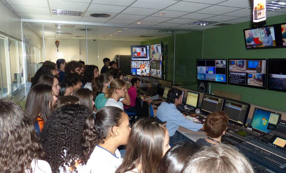 Colégio Estadual Luiz Augusto Morais Rego, de Toledo, visitou estúdios da RPCTV para aprender sobre funcionamento da televisão.