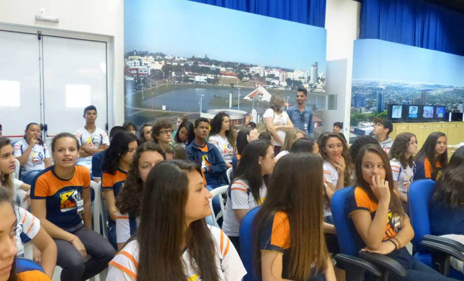 Colégio Estadual Luiz Augusto Morais Rego, de Toledo, visitou estúdios da RPCTV para aprender sobre funcionamento da televisão.