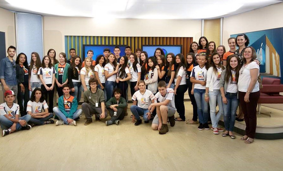 Colégio Estadual Luiz Augusto Morais Rego, de Toledo, visitou estúdios da RPCTV para aprender sobre funcionamento da televisão.