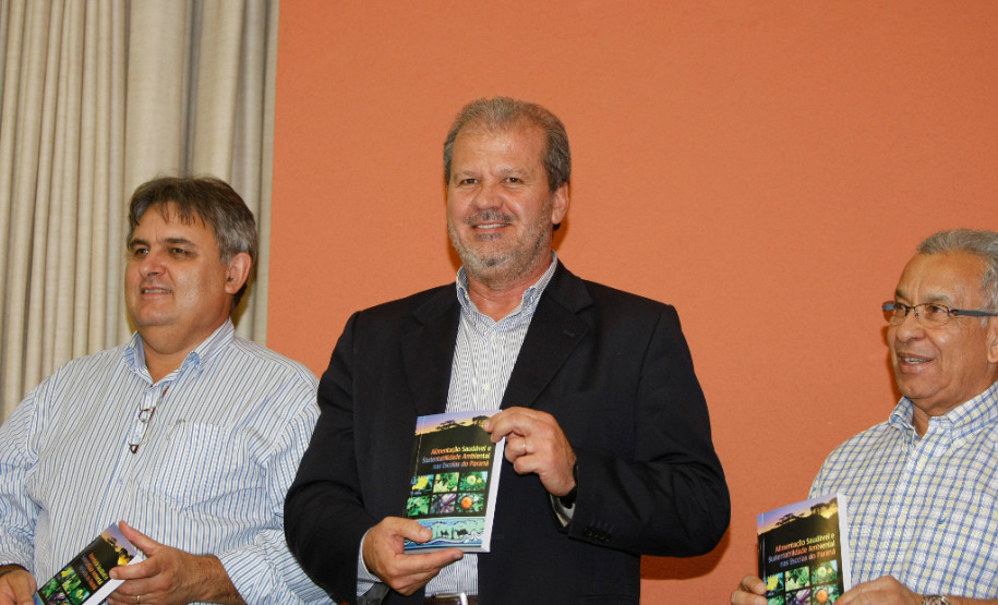 Lançamento do Livro Alimentação Saudavel na EMATER, Secretário da Educaçãao Paulo Schmidt. 28-10-14.