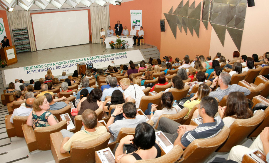 Lançamento do Livro Alimentação Saudavel na EMATER. 28-10-14.
