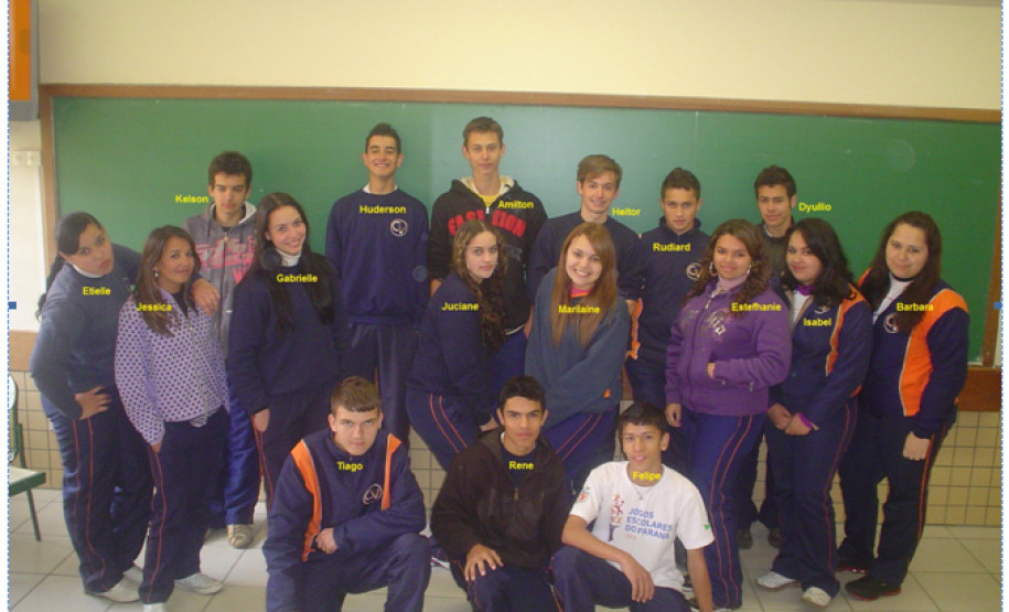 Alunos de Carambeí trocam cartas com crianças de Uganda Colégio Estadual Carlos Ventura incentiva troca de cartas permite aprendizagem cultural entre os alunos.