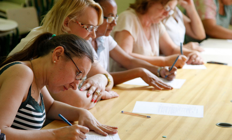 MEC destaca metas do Paraná com ProFuncionário Tânia Pasqualini, consultora do Ministério da Educação (MEC), no Colégio Estadual Lysimaco Ferreira da Costa, com funcionários. 30-10-14.