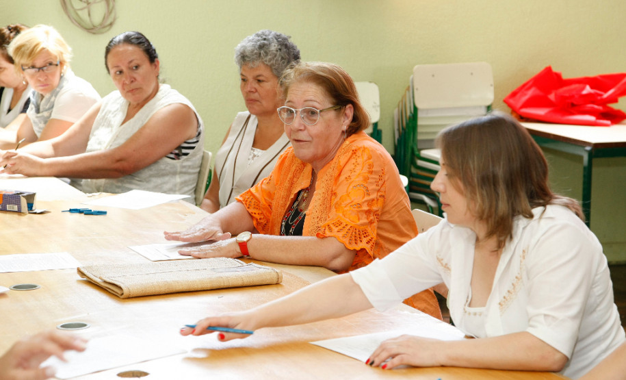 MEC destaca metas do Paraná com ProFuncionário Tânia Pasqualini, consultora do Ministério da Educação (MEC), no Colégio Estadual Lysimaco Ferreira da Costa, com funcionários. 30-10-14.