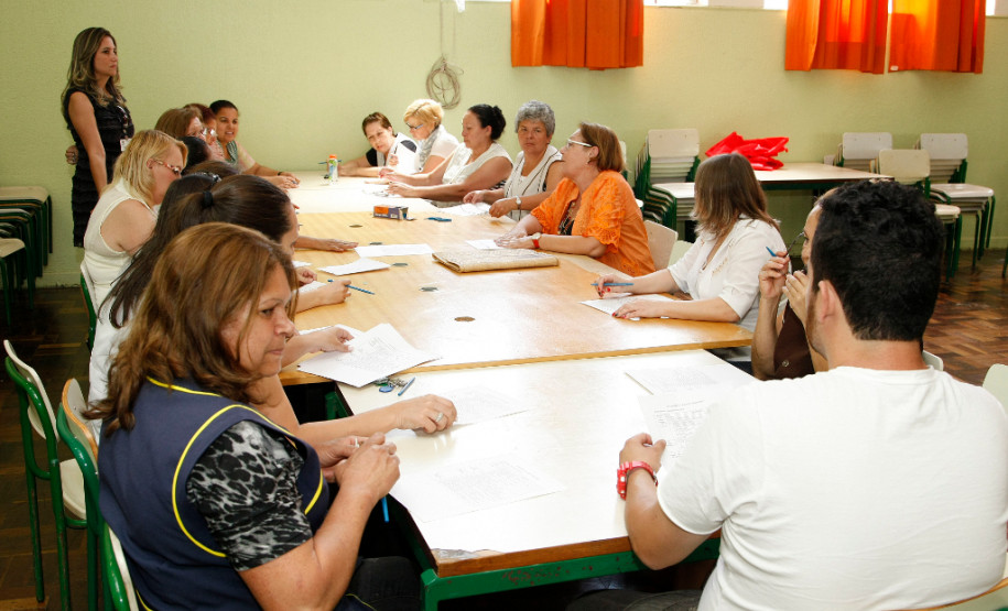 MEC destaca metas do Paraná com ProFuncionário Tânia Pasqualini, consultora do Ministério da Educação (MEC), no Colégio Estadual Lysimaco Ferreira da Costa, com funcionários. 30-10-14.