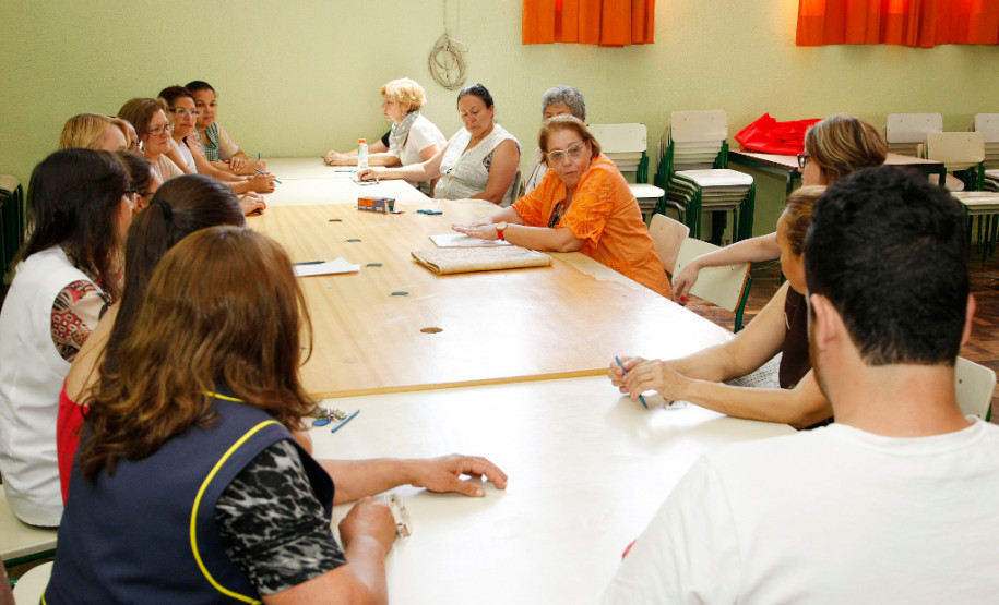 MEC destaca metas do Paraná com ProFuncionário Tânia Pasqualini, consultora do Ministério da Educação (MEC), no Colégio Estadual Lysimaco Ferreira da Costa, com funcionários. 30-10-14.