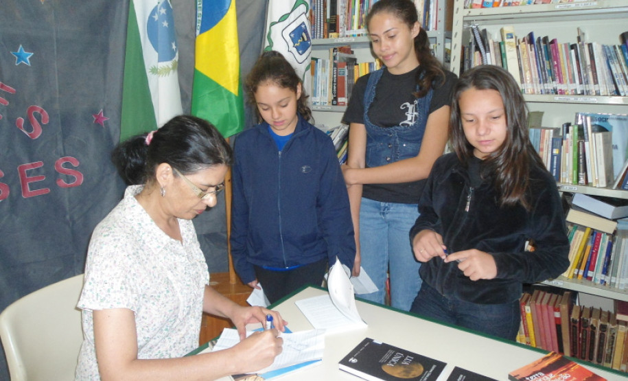 Colégio Estadual Horácio dos Reis promoveu um encontro entre os estudantes e escritores cascavelenses para uma conversa sobre a importância da leitura.