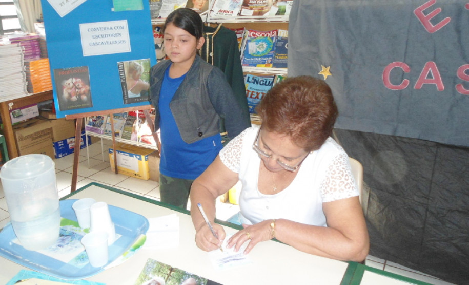 Colégio Estadual Horácio dos Reis promoveu um encontro entre os estudantes e escritores cascavelenses para uma conversa sobre a importância da leitura.