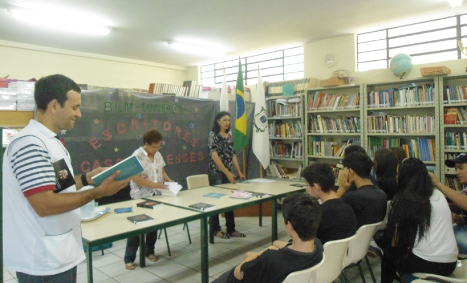 Colégio Estadual Horácio dos Reis promoveu um encontro entre os estudantes e escritores cascavelenses para uma conversa sobre a importância da leitura.