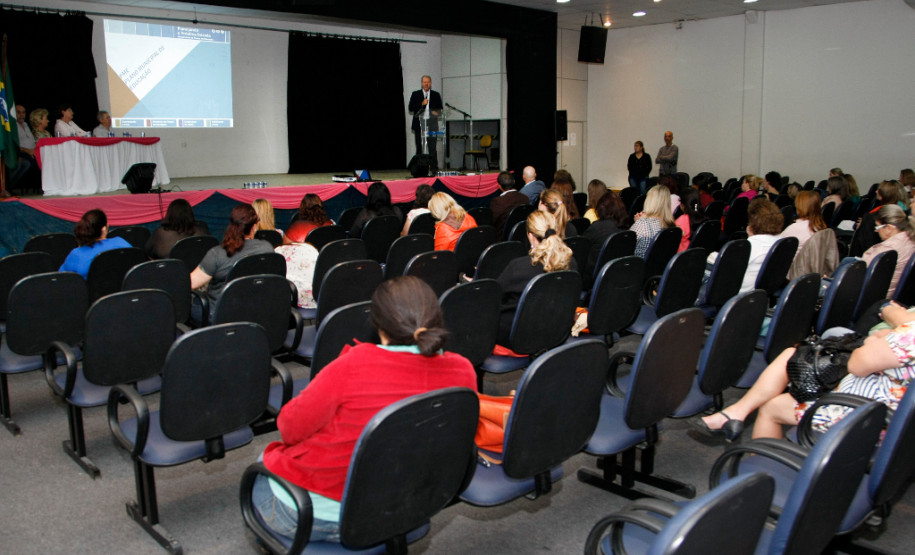 Cerca de 150 representantes de 15 municípios da Região Metropolitana de Curitiba e do Litoral do Paraná se reuniram, nessa quarta-feira (5), em Colombo, para discutir sobre a construção dos seus planos educacionais para os próximos dez anos. O evento conta com a orientação da Secretaria de Estado da Educação, Associação dos Municípios do Paraná (AMP) e União Nacional dos Dirigentes Municipais (Undime). 05-11-14.