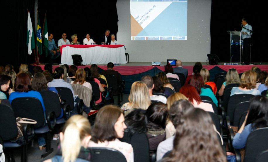 Cerca de 150 representantes de 15 municípios da Região Metropolitana de Curitiba e do Litoral do Paraná se reuniram, nessa quarta-feira (5), em Colombo, para discutir sobre a construção dos seus planos educacionais para os próximos dez anos. O evento conta com a orientação da Secretaria de Estado da Educação, Associação dos Municípios do Paraná (AMP) e União Nacional dos Dirigentes Municipais (Undime). 05-11-14.