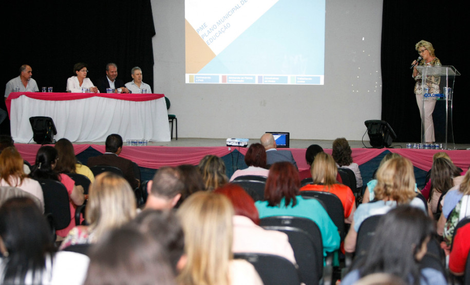 Cerca de 150 representantes de 15 municípios da Região Metropolitana de Curitiba e do Litoral do Paraná se reuniram, nessa quarta-feira (5), em Colombo, para discutir sobre a construção dos seus planos educacionais para os próximos dez anos. O evento conta com a orientação da Secretaria de Estado da Educação, Associação dos Municípios do Paraná (AMP) e União Nacional dos Dirigentes Municipais (Undime). 05-11-14.