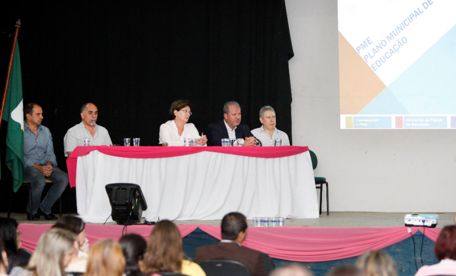 Cerca de 150 representantes de 15 municípios da Região Metropolitana de Curitiba e do Litoral do Paraná se reuniram, nessa quarta-feira (5), em Colombo, para discutir sobre a construção dos seus planos educacionais para os próximos dez anos. O evento conta com a orientação da Secretaria de Estado da Educação, Associação dos Municípios do Paraná (AMP) e União Nacional dos Dirigentes Municipais (Undime). 05-11-14.
