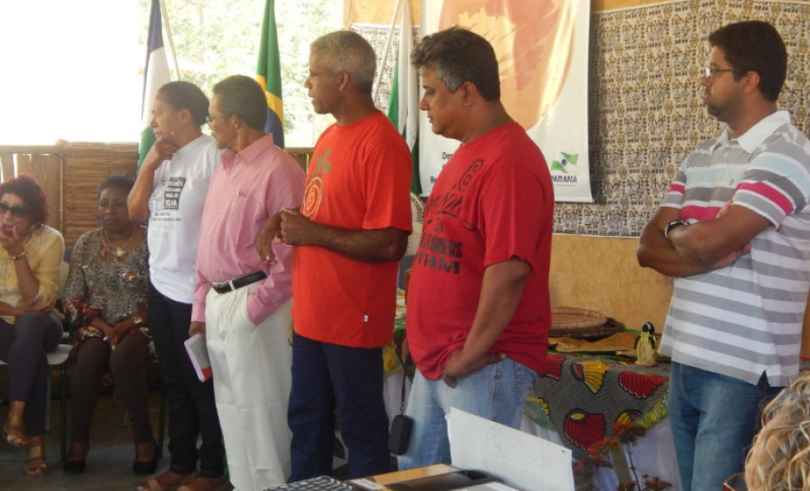 As escolas quilombolas do Paraná irão trabalhar com uma matriz curricular pedagógica específica para atender a realidade das comunidades remanescentes de Quilombo no Estado. A nova diretriz será implantada nas 43 unidades estaduais e municipais que atendem alunos das comunidades quilombolas, garantindo a essa população acesso a uma educação de qualidade e que valoriza a sua cultura.