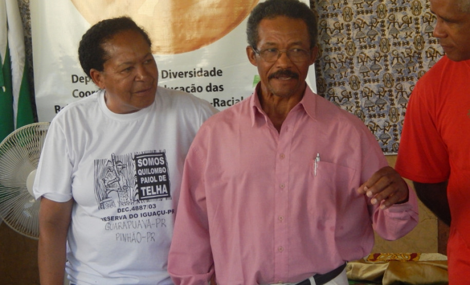 As escolas quilombolas do Paraná irão trabalhar com uma matriz curricular pedagógica específica para atender a realidade das comunidades remanescentes de Quilombo no Estado. A nova diretriz será implantada nas 43 unidades estaduais e municipais que atendem alunos das comunidades quilombolas, garantindo a essa população acesso a uma educação de qualidade e que valoriza a sua cultura.