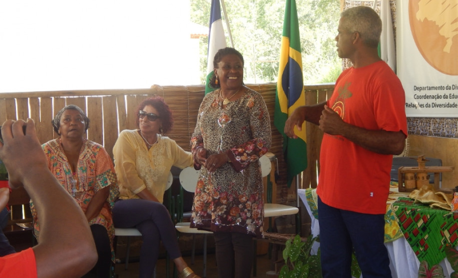 As escolas quilombolas do Paraná irão trabalhar com uma matriz curricular pedagógica específica para atender a realidade das comunidades remanescentes de Quilombo no Estado. A nova diretriz será implantada nas 43 unidades estaduais e municipais que atendem alunos das comunidades quilombolas, garantindo a essa população acesso a uma educação de qualidade e que valoriza a sua cultura.