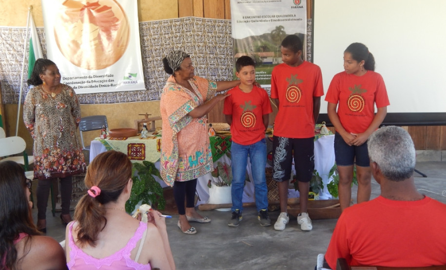 As escolas quilombolas do Paraná irão trabalhar com uma matriz curricular pedagógica específica para atender a realidade das comunidades remanescentes de Quilombo no Estado. A nova diretriz será implantada nas 43 unidades estaduais e municipais que atendem alunos das comunidades quilombolas, garantindo a essa população acesso a uma educação de qualidade e que valoriza a sua cultura.