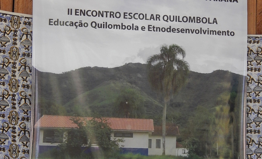 As escolas quilombolas do Paraná irão trabalhar com uma matriz curricular pedagógica específica para atender a realidade das comunidades remanescentes de Quilombo no Estado. A nova diretriz será implantada nas 43 unidades estaduais e municipais que atendem alunos das comunidades quilombolas, garantindo a essa população acesso a uma educação de qualidade e que valoriza a sua cultura.