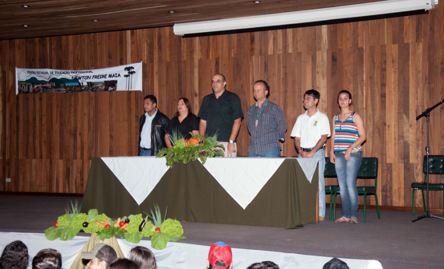 Cerca de 500 alunos do 9° ano de várias escolas da Região Metropolitana de Curitiba participaram nesta quarta-feira (5) da segunda edição do “Dia do Campo”, no Centro Estadual de Educação Profissional Newton Freire Maia, em Pinhais. Os estudantes foram acompanhados pelos pais e aproveitaram para conhecer e fazer as inscrições nos cursos oferecidos pela escola. A feira agrícola aconteceu em comemoração ao Dia do Técnico em Agropecuária.