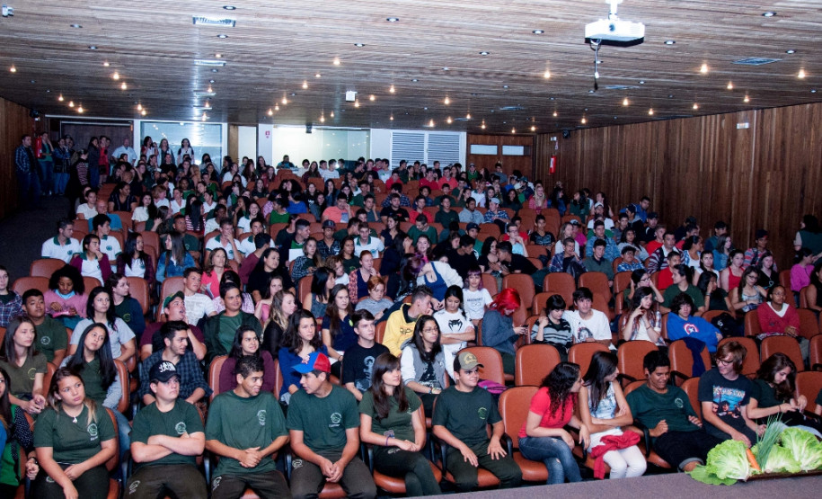 Cerca de 500 alunos do 9° ano de várias escolas da Região Metropolitana de Curitiba participaram nesta quarta-feira (5) da segunda edição do “Dia do Campo”, no Centro Estadual de Educação Profissional Newton Freire Maia, em Pinhais. Os estudantes foram acompanhados pelos pais e aproveitaram para conhecer e fazer as inscrições nos cursos oferecidos pela escola. A feira agrícola aconteceu em comemoração ao Dia do Técnico em Agropecuária.