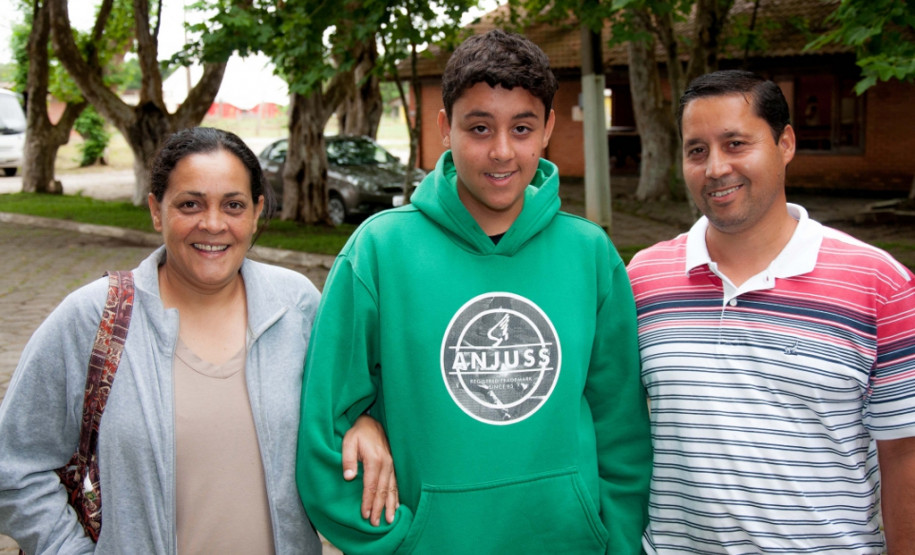 Cerca de 500 alunos do 9° ano de várias escolas da Região Metropolitana de Curitiba participaram nesta quarta-feira (5) da segunda edição do “Dia do Campo”, no Centro Estadual de Educação Profissional Newton Freire Maia, em Pinhais. Os estudantes foram acompanhados pelos pais e aproveitaram para conhecer e fazer as inscrições nos cursos oferecidos pela escola. A feira agrícola aconteceu em comemoração ao Dia do Técnico em Agropecuária.