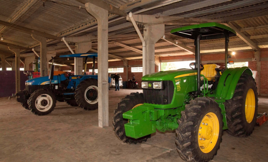Cerca de 500 alunos do 9° ano de várias escolas da Região Metropolitana de Curitiba participaram nesta quarta-feira (5) da segunda edição do “Dia do Campo”, no Centro Estadual de Educação Profissional Newton Freire Maia, em Pinhais. Os estudantes foram acompanhados pelos pais e aproveitaram para conhecer e fazer as inscrições nos cursos oferecidos pela escola. A feira agrícola aconteceu em comemoração ao Dia do Técnico em Agropecuária.