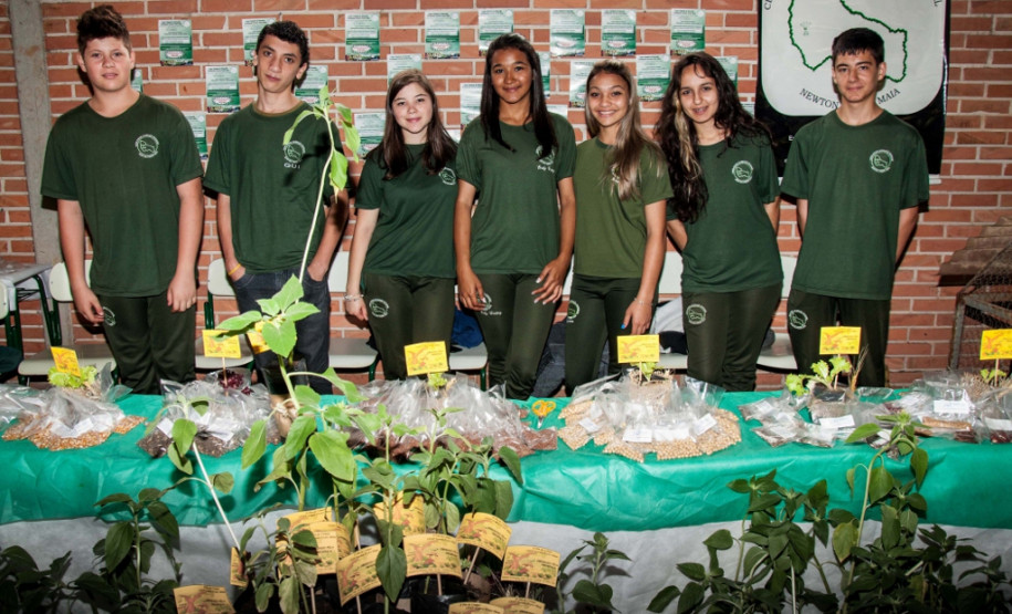 Cerca de 500 alunos do 9° ano de várias escolas da Região Metropolitana de Curitiba participaram nesta quarta-feira (5) da segunda edição do “Dia do Campo”, no Centro Estadual de Educação Profissional Newton Freire Maia, em Pinhais. Os estudantes foram acompanhados pelos pais e aproveitaram para conhecer e fazer as inscrições nos cursos oferecidos pela escola. A feira agrícola aconteceu em comemoração ao Dia do Técnico em Agropecuária.