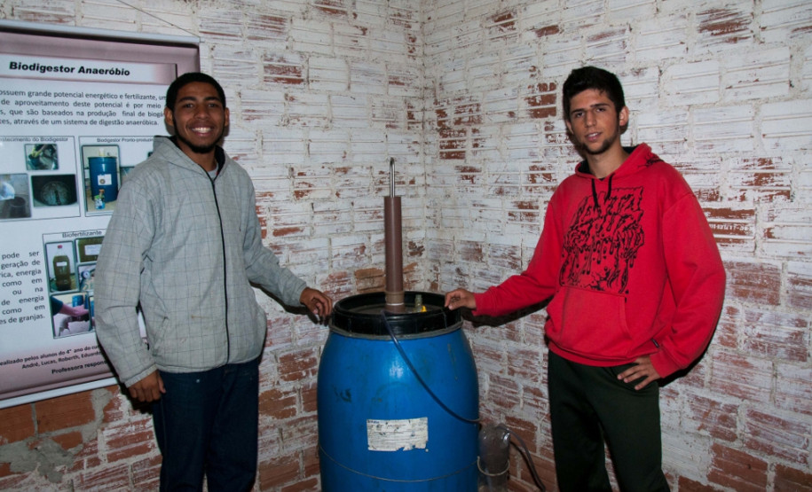 Cerca de 500 alunos do 9° ano de várias escolas da Região Metropolitana de Curitiba participaram nesta quarta-feira (5) da segunda edição do “Dia do Campo”, no Centro Estadual de Educação Profissional Newton Freire Maia, em Pinhais. Os estudantes foram acompanhados pelos pais e aproveitaram para conhecer e fazer as inscrições nos cursos oferecidos pela escola. A feira agrícola aconteceu em comemoração ao Dia do Técnico em Agropecuária.