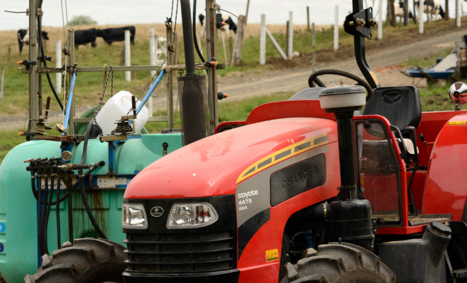 Novo trator para o Colégio Agrícola da Lapa. 06/11/2014.