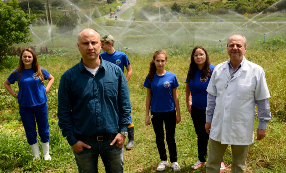 Luis Henrique Ribas (camisa azul escura) e Nelson Leonardi (jaleco branco). Professores com alguns alunos na horta irrigada do Colégio Agrícola da Lapa. 06/11/2014.