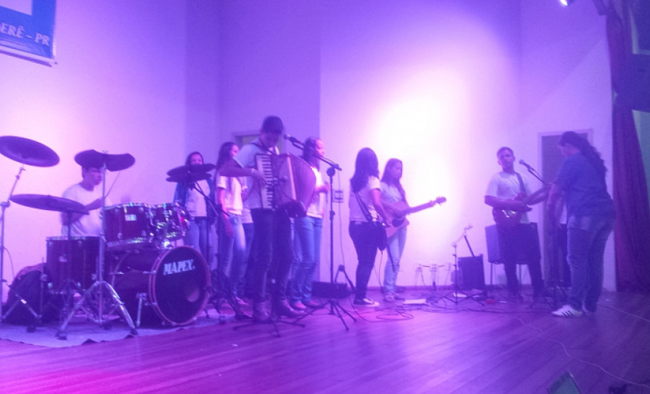 Mais de 250 alunos de 11 escolas da região Noroeste do Estado, que ofertam atividades extras em contraturno ou através do ensino em tempo integral, participaram na tarde dessa sexta-feira (7) do primeiro Festival Regional Artístico e Cultural da Educação Integral, realizado em Ubiratã.