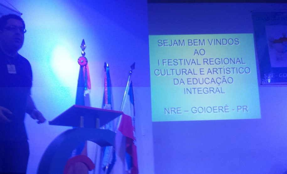 Mais de 250 alunos de 11 escolas da região Noroeste do Estado, que ofertam atividades extras em contraturno ou através do ensino em tempo integral, participaram na tarde dessa sexta-feira (7) do primeiro Festival Regional Artístico e Cultural da Educação Integral, realizado em Ubiratã.