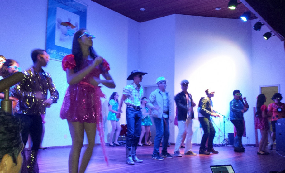 Mais de 250 alunos de 11 escolas da região Noroeste do Estado, que ofertam atividades extras em contraturno ou através do ensino em tempo integral, participaram na tarde dessa sexta-feira (7) do primeiro Festival Regional Artístico e Cultural da Educação Integral, realizado em Ubiratã.