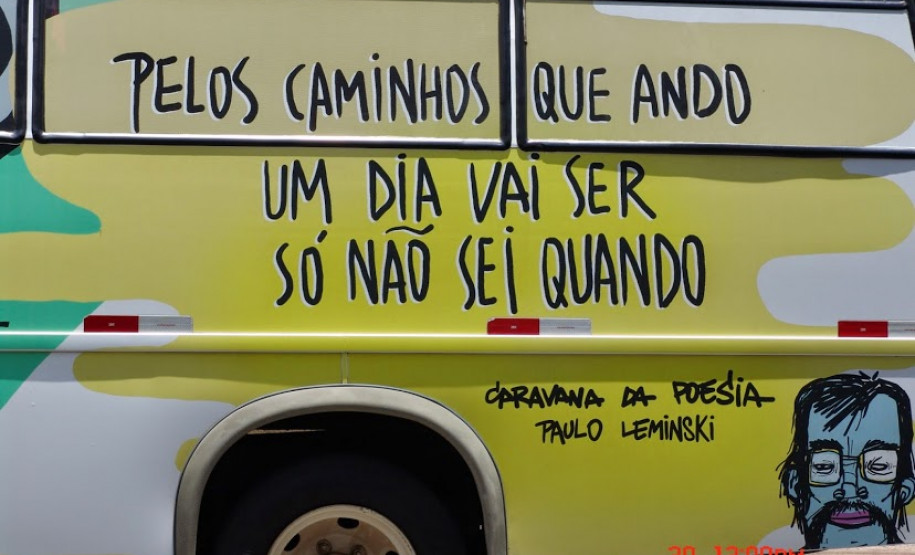 Alunos do Núcleo Regional de Educação de Cornélio Procópio receberam a Caravana da Poesia. Eles participaram de uma programação cultural sobre a vida e obra do escritor e compositor paranaense Paulo Leminski e tiveram a oportunidade de conhecer uma das filhas do poeta, Estrela Leminski, que se apresentou com o músico e compositor paranaense Téo Ruiz.
