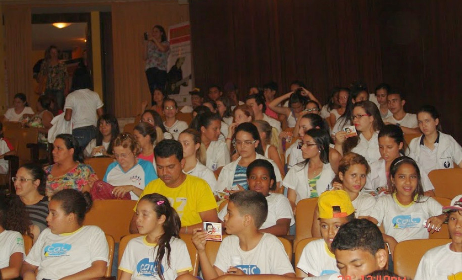 Alunos do Núcleo Regional de Educação de Cornélio Procópio receberam a Caravana da Poesia. Eles participaram de uma programação cultural sobre a vida e obra do escritor e compositor paranaense Paulo Leminski e tiveram a oportunidade de conhecer uma das filhas do poeta, Estrela Leminski, que se apresentou com o músico e compositor paranaense Téo Ruiz.