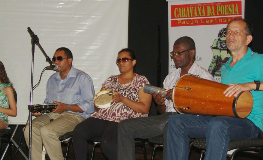 Alunos do Núcleo Regional de Educação de Cornélio Procópio receberam a Caravana da Poesia. Eles participaram de uma programação cultural sobre a vida e obra do escritor e compositor paranaense Paulo Leminski e tiveram a oportunidade de conhecer uma das filhas do poeta, Estrela Leminski, que se apresentou com o músico e compositor paranaense Téo Ruiz.