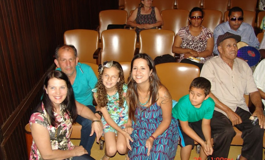 Alunos do Núcleo Regional de Educação de Cornélio Procópio receberam a Caravana da Poesia. Eles participaram de uma programação cultural sobre a vida e obra do escritor e compositor paranaense Paulo Leminski e tiveram a oportunidade de conhecer uma das filhas do poeta, Estrela Leminski, que se apresentou com o músico e compositor paranaense Téo Ruiz.