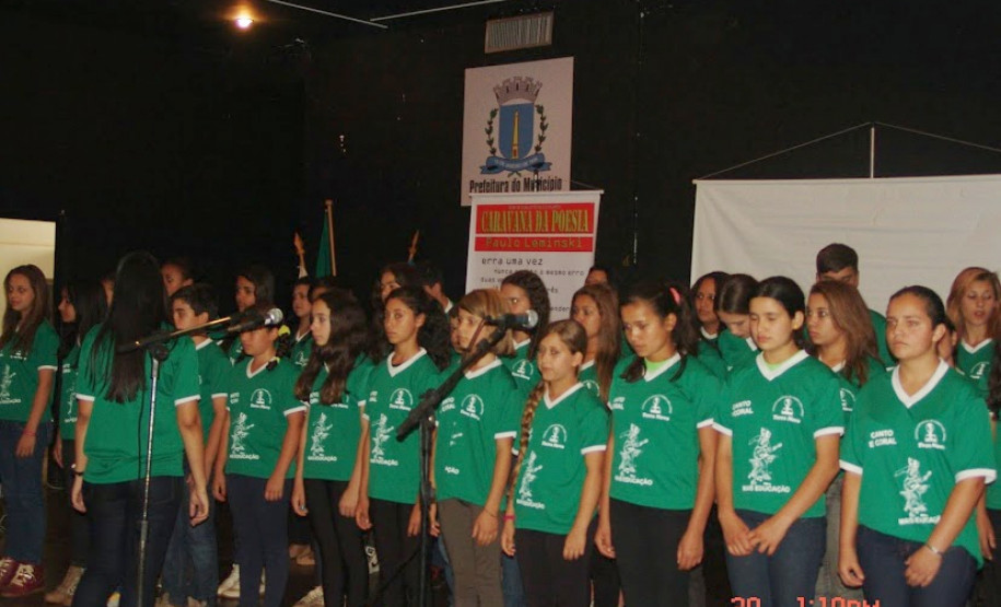Alunos do Núcleo Regional de Educação de Cornélio Procópio receberam a Caravana da Poesia. Eles participaram de uma programação cultural sobre a vida e obra do escritor e compositor paranaense Paulo Leminski e tiveram a oportunidade de conhecer uma das filhas do poeta, Estrela Leminski, que se apresentou com o músico e compositor paranaense Téo Ruiz.