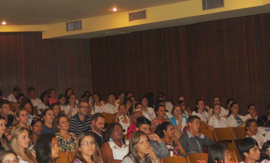 Alunos do Núcleo Regional de Educação de Cornélio Procópio receberam a Caravana da Poesia. Eles participaram de uma programação cultural sobre a vida e obra do escritor e compositor paranaense Paulo Leminski e tiveram a oportunidade de conhecer uma das filhas do poeta, Estrela Leminski, que se apresentou com o músico e compositor paranaense Téo Ruiz.