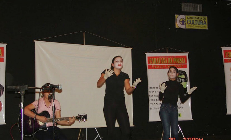 Alunos do Núcleo Regional de Educação de Cornélio Procópio receberam a Caravana da Poesia. Eles participaram de uma programação cultural sobre a vida e obra do escritor e compositor paranaense Paulo Leminski e tiveram a oportunidade de conhecer uma das filhas do poeta, Estrela Leminski, que se apresentou com o músico e compositor paranaense Téo Ruiz.