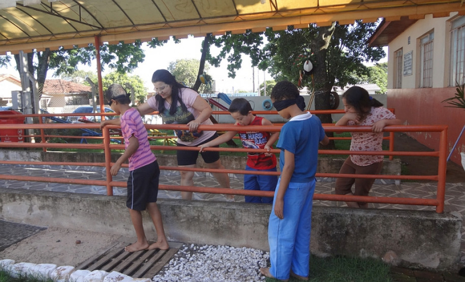 Plantas aromáticas e pista tátil oferecem novas experiências aos alunos especiais de escola em Tapejara, Noroeste do Paraná.