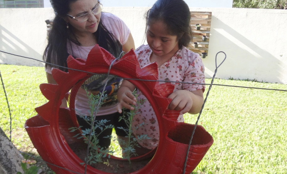 Plantas aromáticas e pista tátil oferecem novas experiências aos alunos especiais de escola em Tapejara, Noroeste do Paraná.