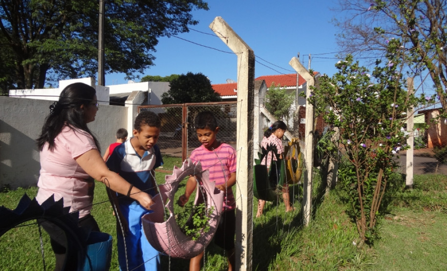 Plantas aromáticas e pista tátil oferecem novas experiências aos alunos especiais de escola em Tapejara, Noroeste do Paraná.
