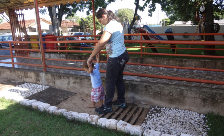Plantas aromáticas e pista tátil oferecem novas experiências aos alunos especiais de escola em Tapejara, Noroeste do Paraná.