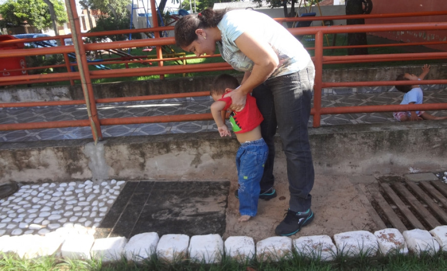 Plantas aromáticas e pista tátil oferecem novas experiências aos alunos especiais de escola em Tapejara, Noroeste do Paraná.