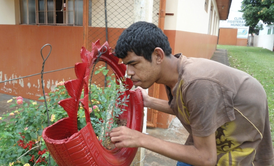 Plantas aromáticas e pista tátil oferecem novas experiências aos alunos especiais de escola em Tapejara, Noroeste do Paraná.