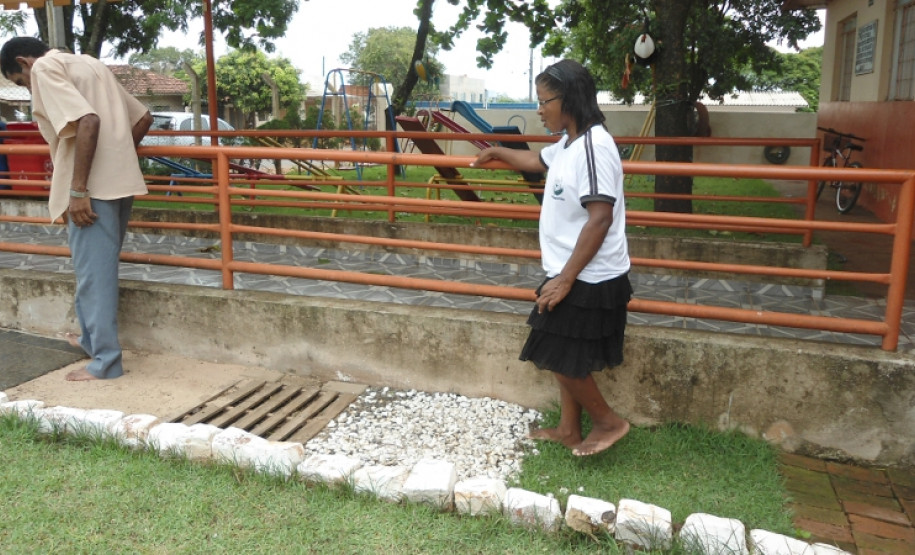 Plantas aromáticas e pista tátil oferecem novas experiências aos alunos especiais de escola em Tapejara, Noroeste do Paraná.