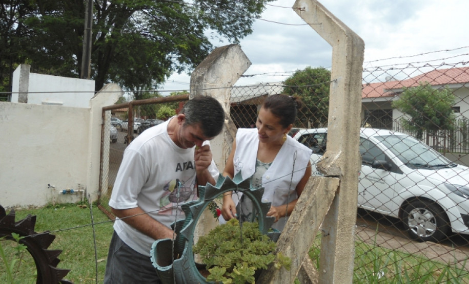 Plantas aromáticas e pista tátil oferecem novas experiências aos alunos especiais de escola em Tapejara, Noroeste do Paraná.